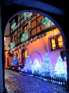Vue de sous le Dolder des éclairages de noël à Riquewihr